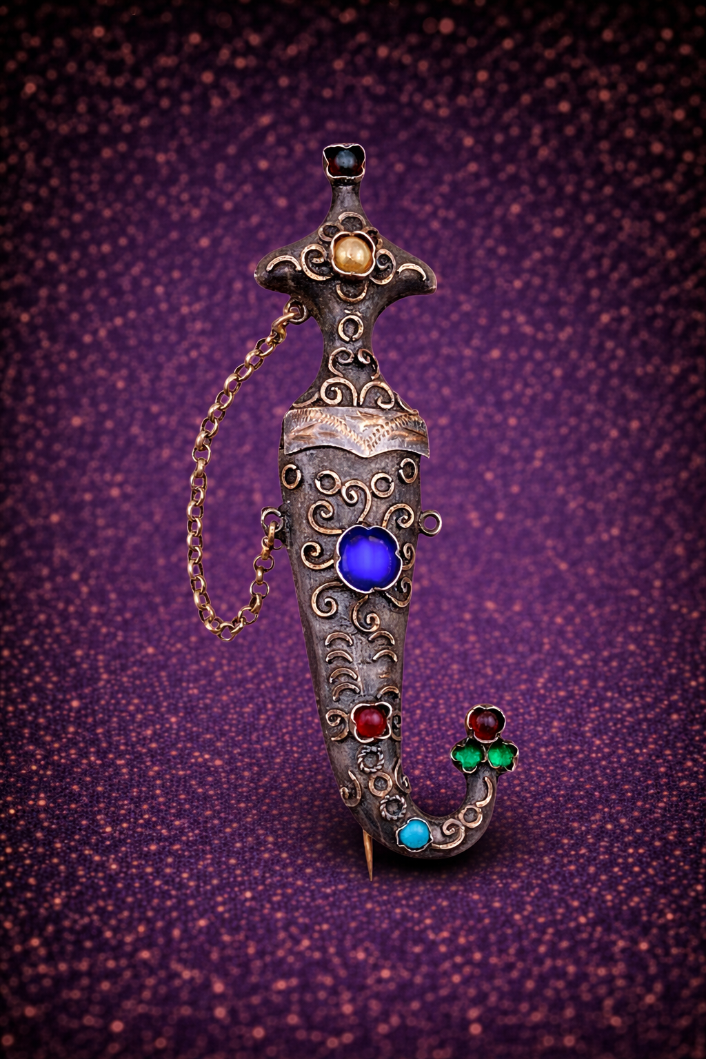 Antike Silberbrosche in Form eines osmanischen Dolches