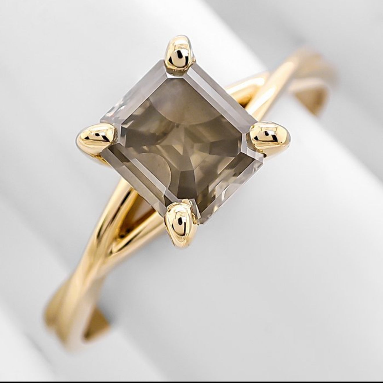 Exklusiver Damenring aus 14 kt Gelbgold mit natürlichem Fancy Deep Diamanten (1,08 ct) – IGI zertifiziert