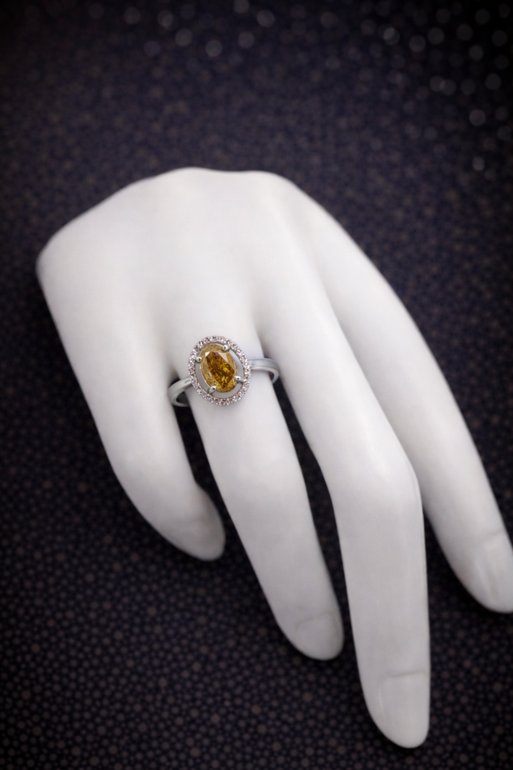 Eleganter Halo-Ring aus 14 kt Weißgold mit natürlichem Fancy Vivid Yellow-Diamanten (gesamt 1,71 ct), IGI-zertifiziert Cheap.Diamonds