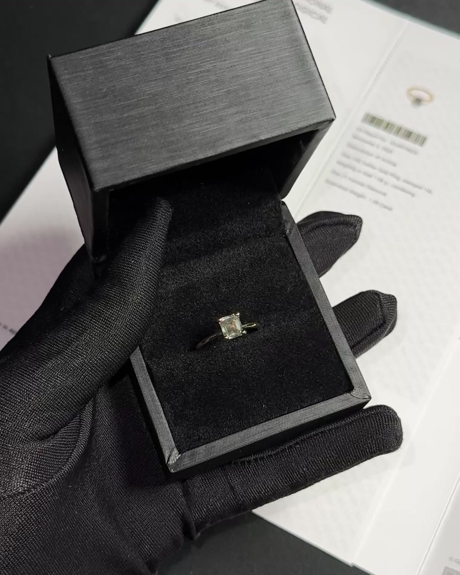 Exklusiver Damenring aus 14 kt Weißgold mit natürlichem Fancy Deep Diamanten (1,01 ct) – IGI zertifiziert