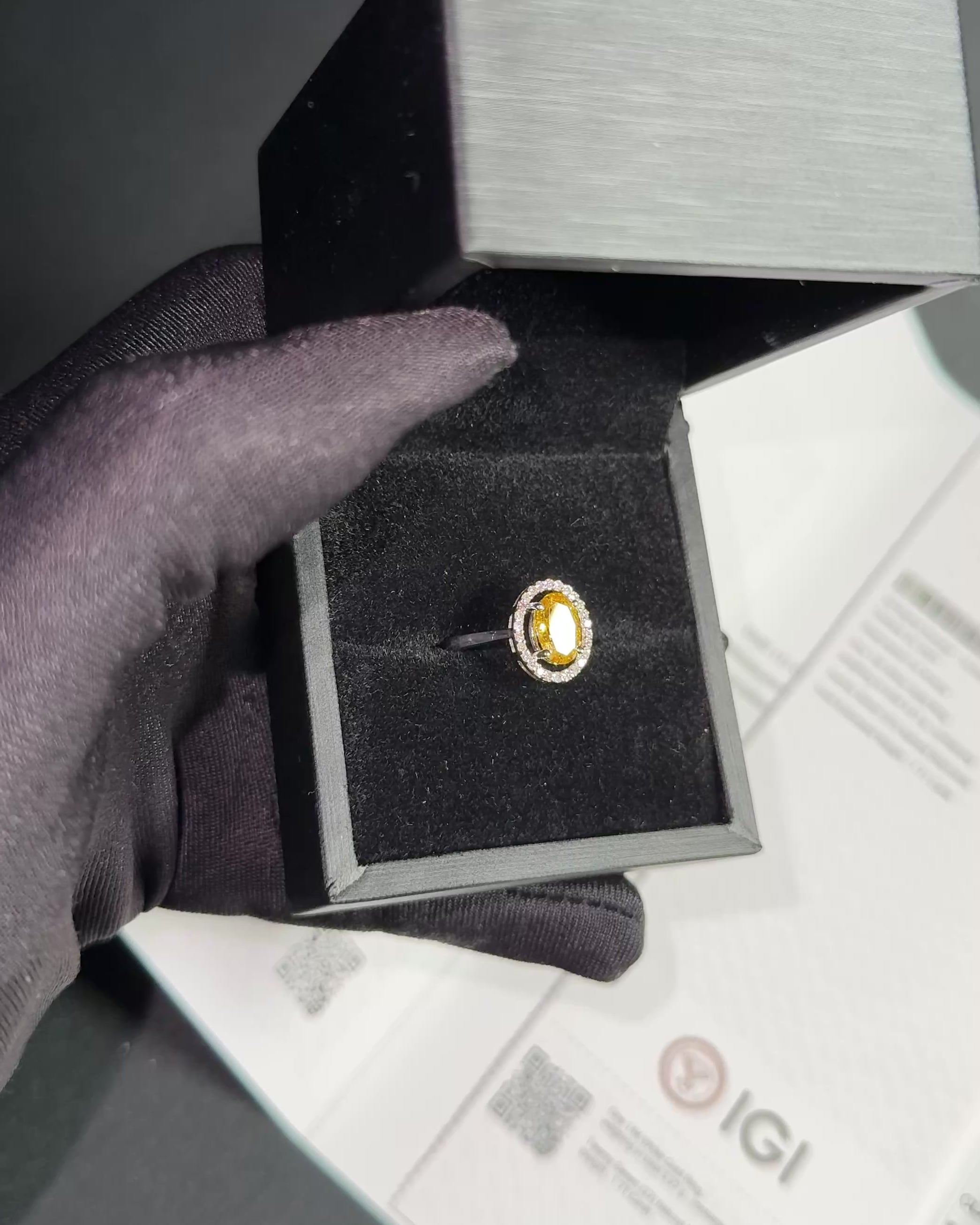 Eleganter Halo-Ring aus 14 kt Weißgold mit natürlichem Fancy Vivid Yellow-Diamanten (gesamt 1,71 ct), IGI-zertifiziert