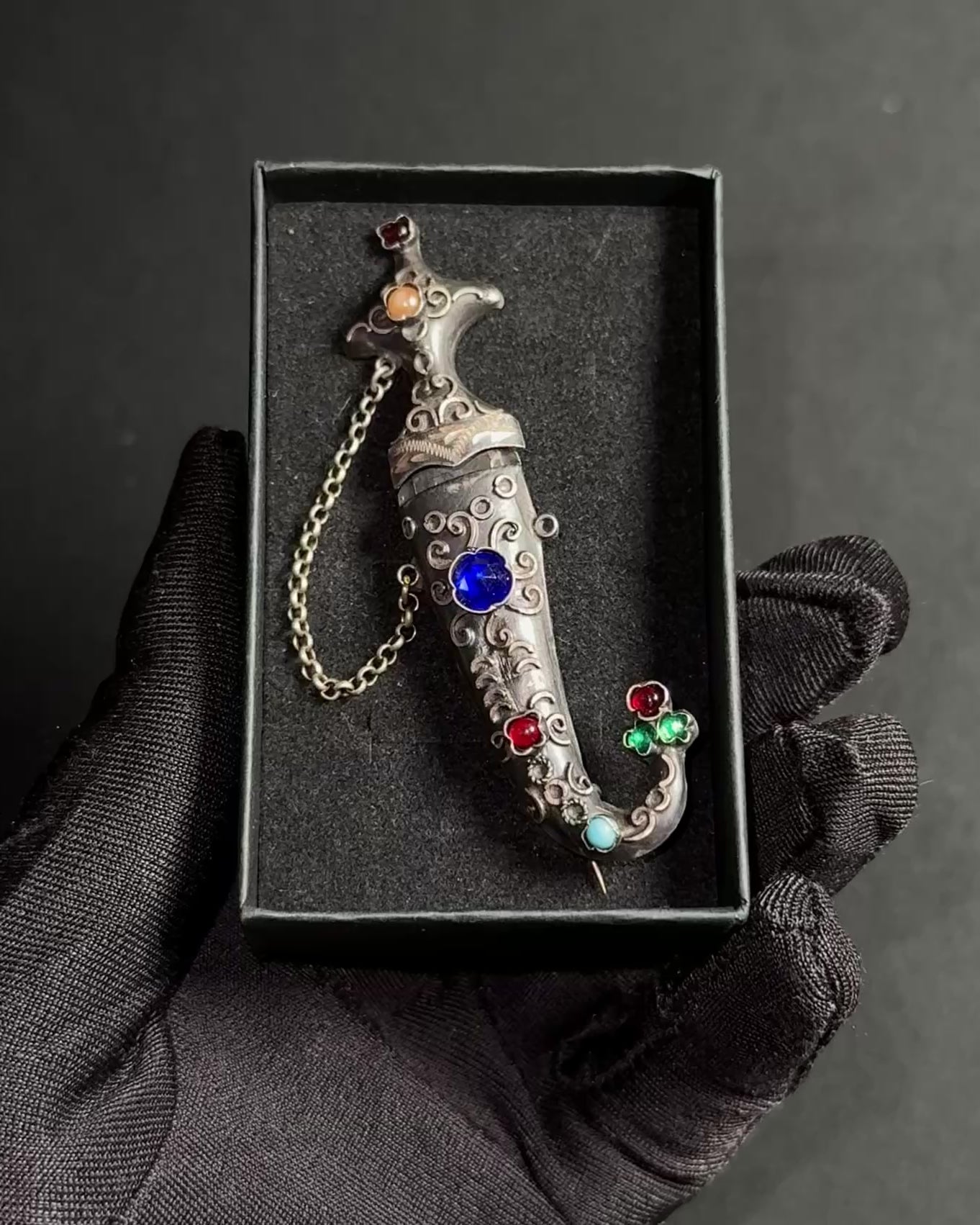 Antike Silberbrosche in Form eines osmanischen Dolches