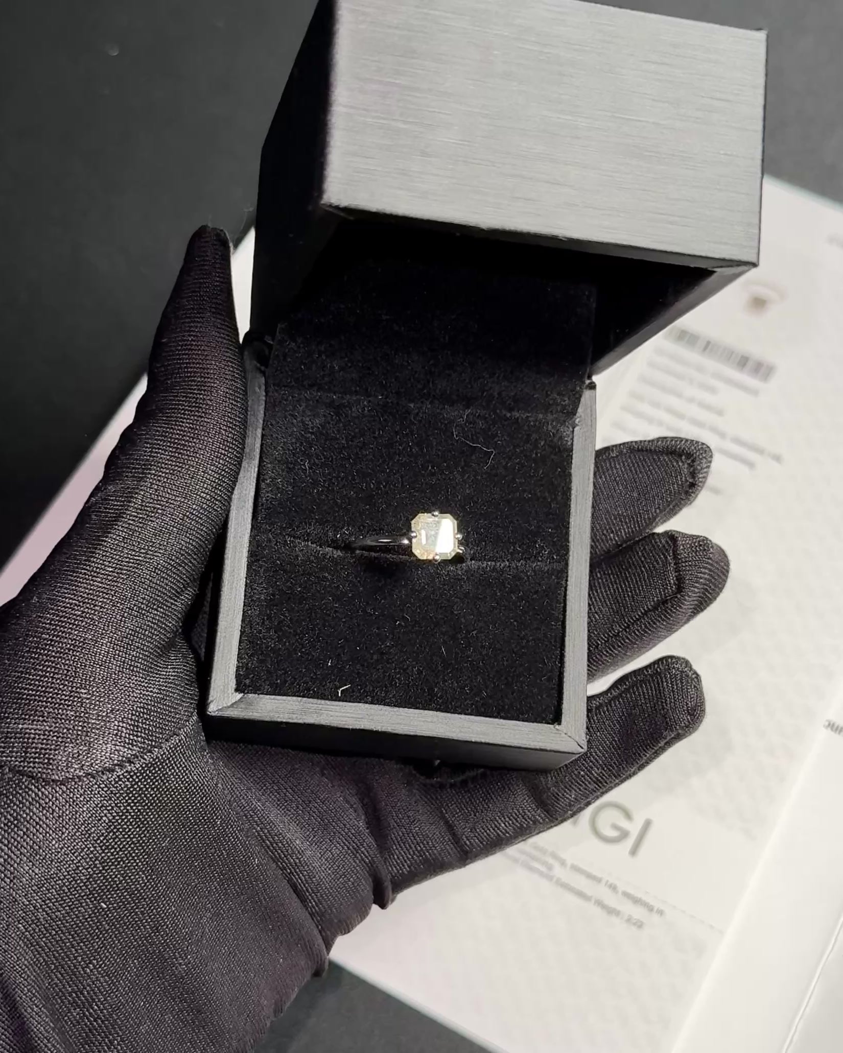 Exklusiver Damenring aus 14 kt Weißgold mit natürlichem Fancy-Farbdiamanten (2,22 ct) – IGI zertifiziert