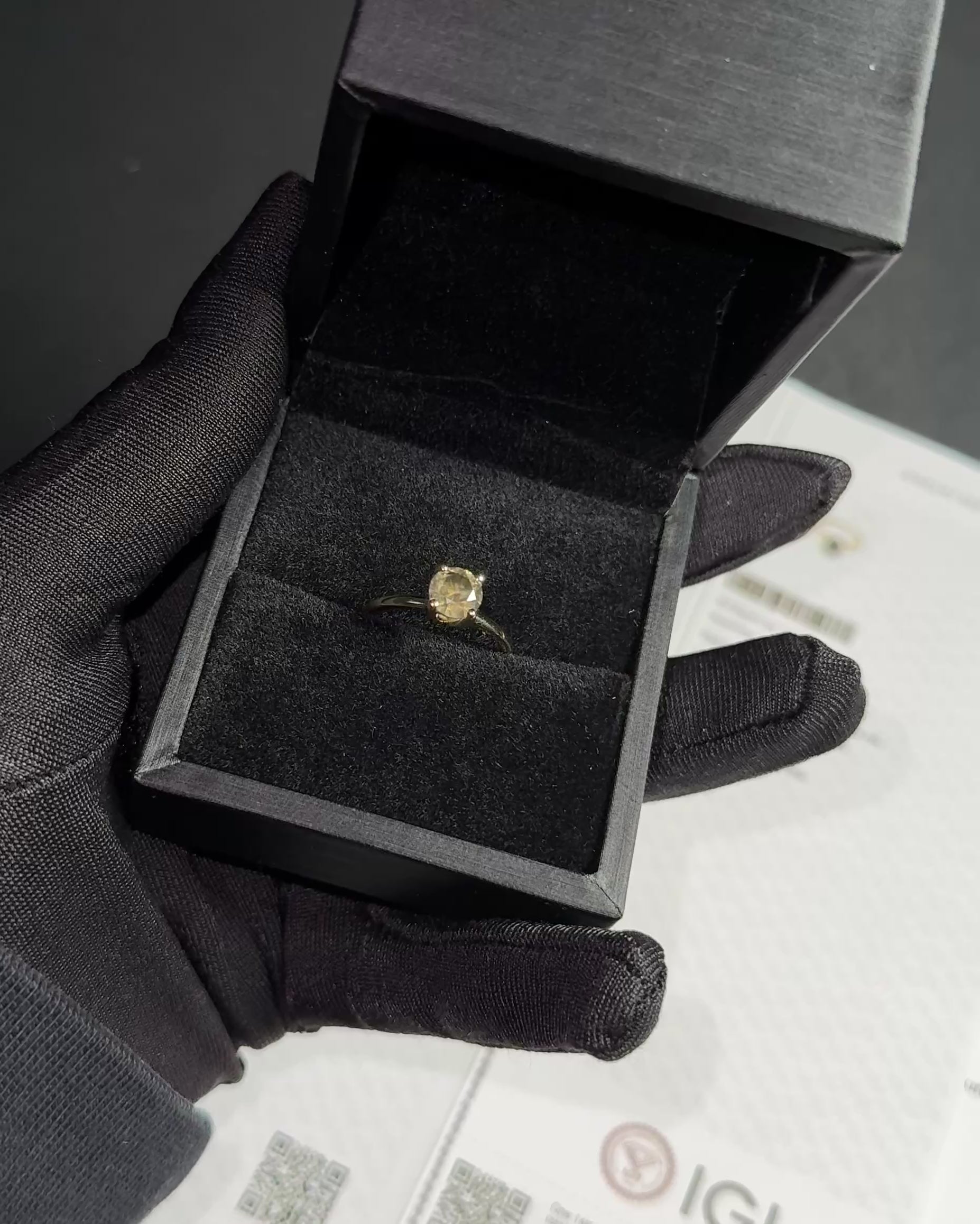 Exklusiver Damenring aus 14 kt Gelbgold mit natürlichem Fancy Deep Diamanten (1,21 ct) – IGI zertifiziert